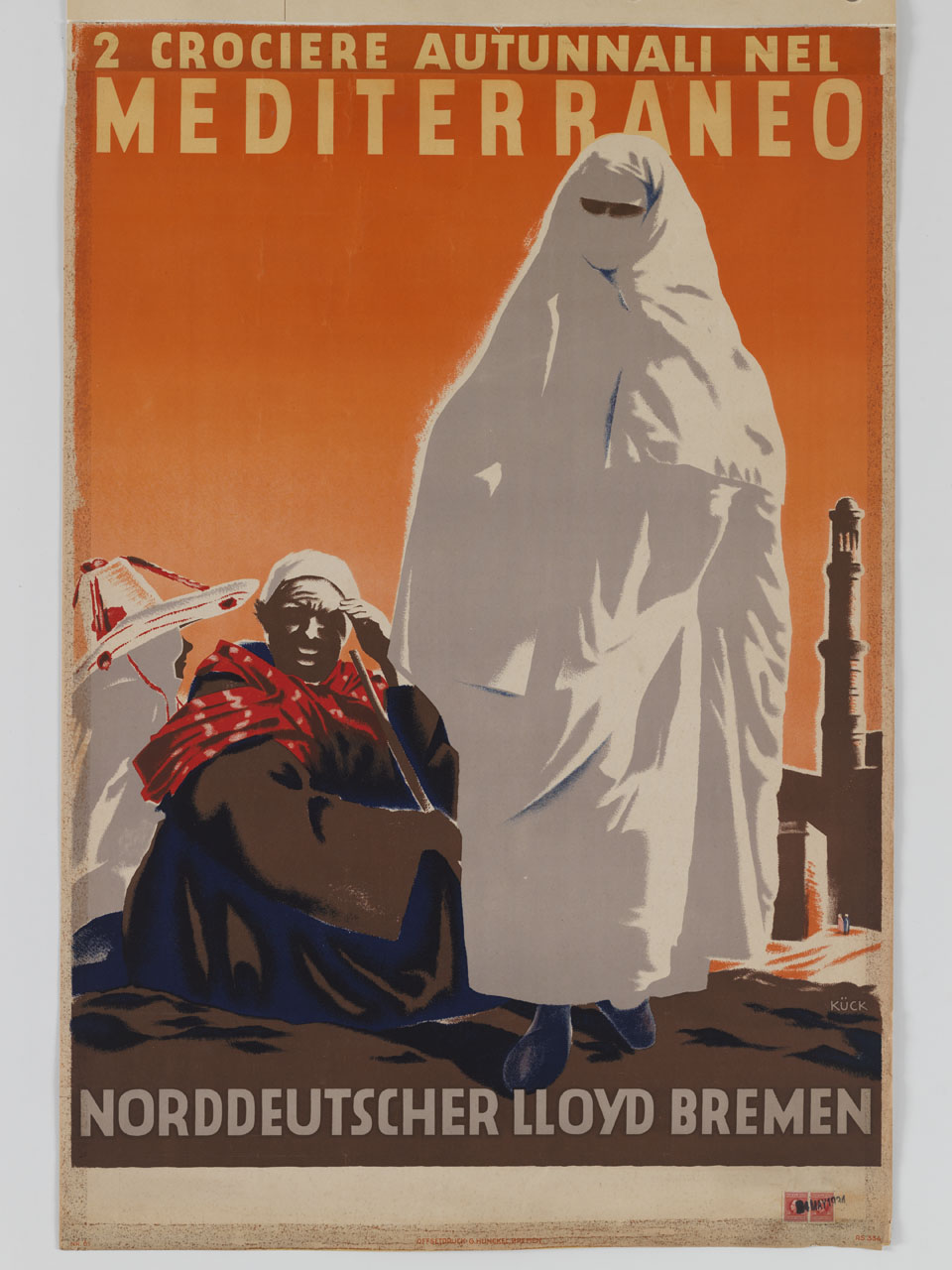 donna con niqab bianco cammina accanto a un uomo e a una donna seduti a terra sullo sfondo di un minareto (manifesto) di Kück Fritz (sec. XX)