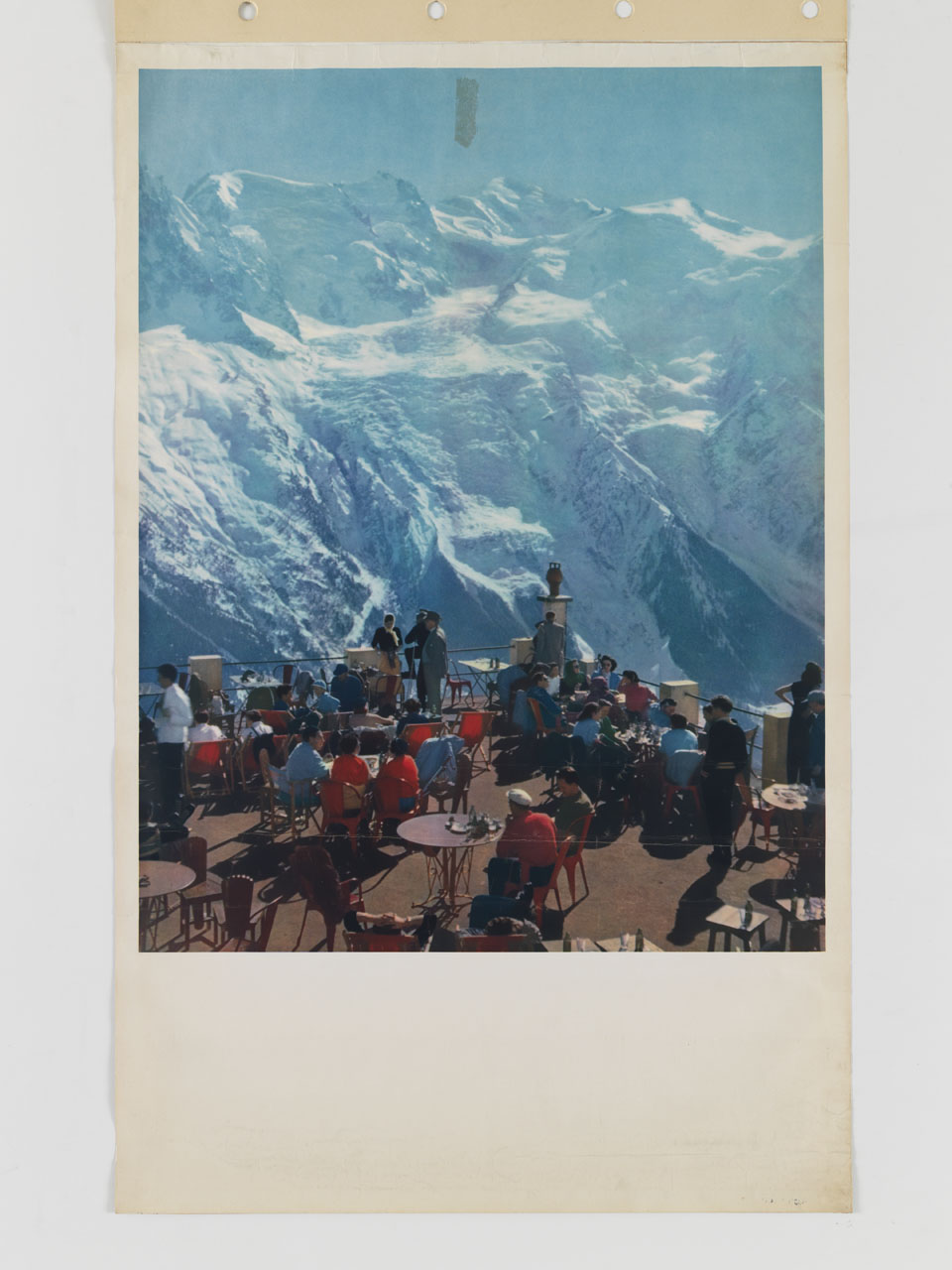 veduta di una terrazza con persone sedute ai tavoli che osservano i monti circostanti (manifesto) - ambito tedesco (prima metà sec. XX)