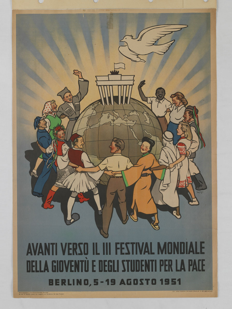 persone di diversa nazionalità, tenendosi per mano, si stringono intorno ad un globo terrestre sovrastato dal disegno della Porta di Brandeburgo e da una colomba in volo (manifesto) - ambito tedesco (sec. XX)