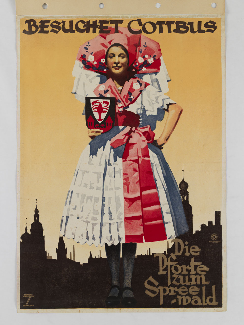 ragazza in costume tradizionale tiene in mano lo stemma di Cottbus (manifesto) di Hohlwein Ludwig (secondo quarto sec. XX)