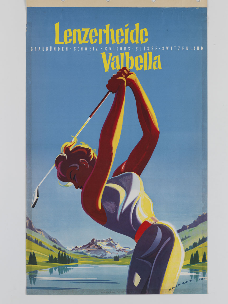 giocatrice di golf conclude un colpo in un paesaggio alpino (manifesto) di Peikert Martin (sec. XX)