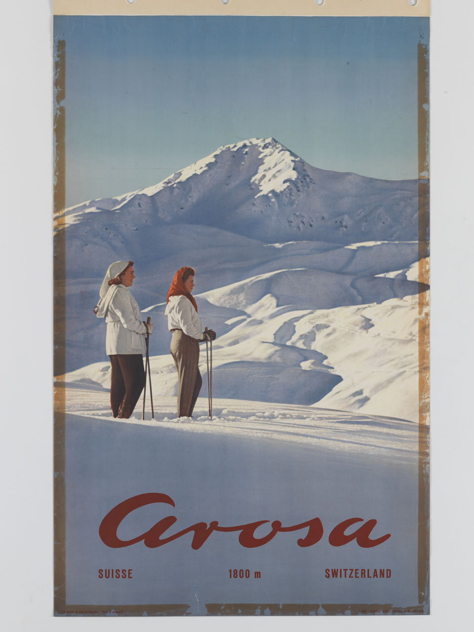 due sciatrici si riposano osservando il panorama innevato (manifesto) - ambito svizzero (sec. XX)