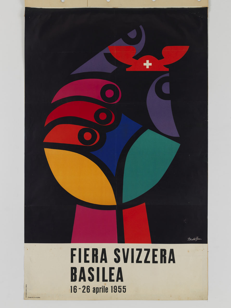 mano stilizzata tiene tra indice e pollice un elmo alato rosso con croce bianca (manifesto) di Brun Donald (sec. XX)