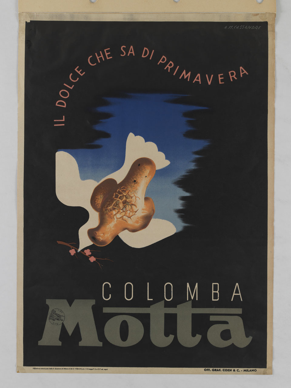 dolce a forma di colomba sovrapposta a una colomba bianca in volo con un fiore nel becco sullo sfondo di un cielo blu circondato da nubi nere (manifesto) di Mouron Adolphe detto Cassandre (sec. XX)