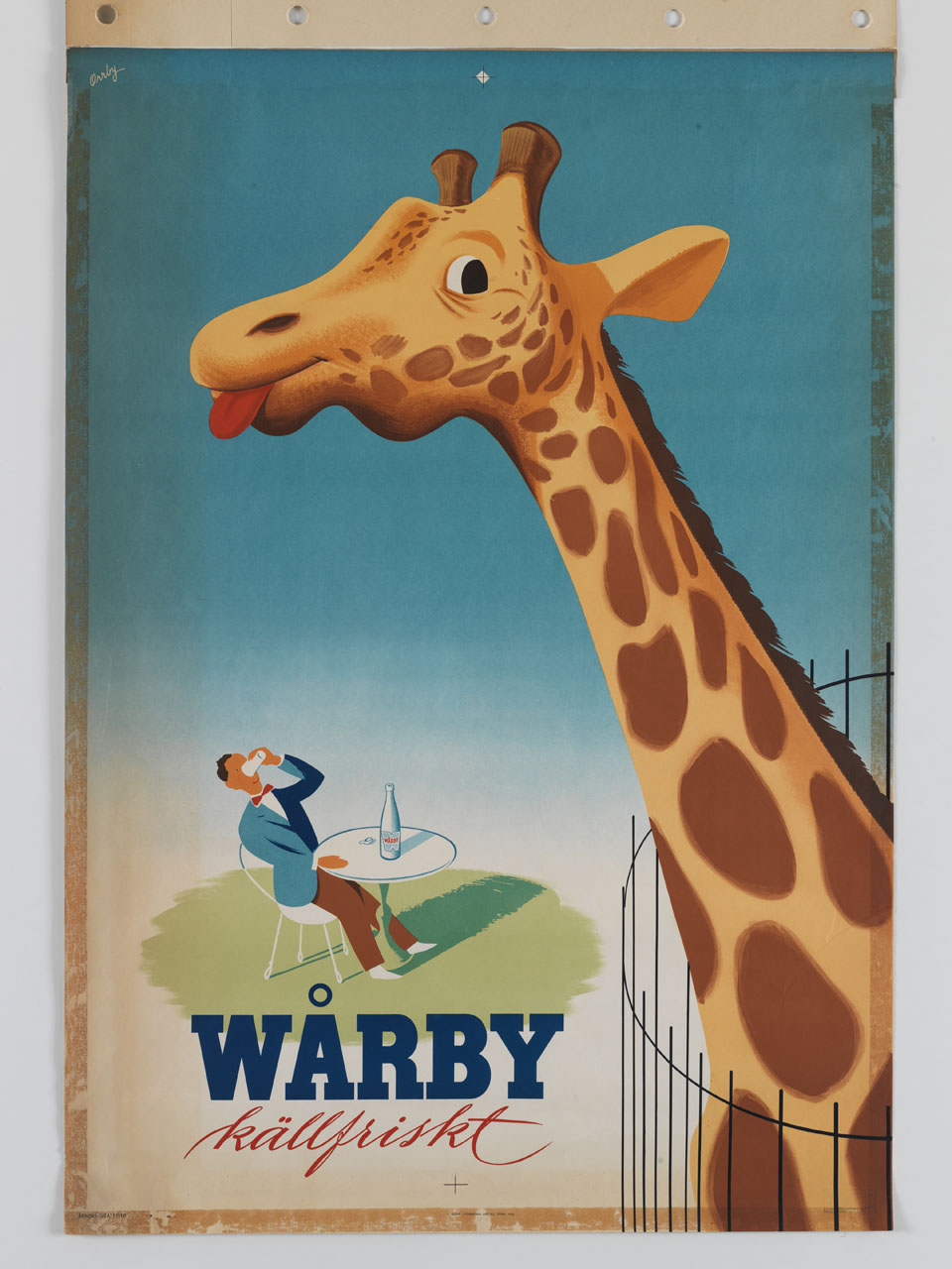 giraffa si lecca i baffi davanti a un uomo che sorseggia una bevanda (manifesto) di Orrby Gunnar (sec. XX)