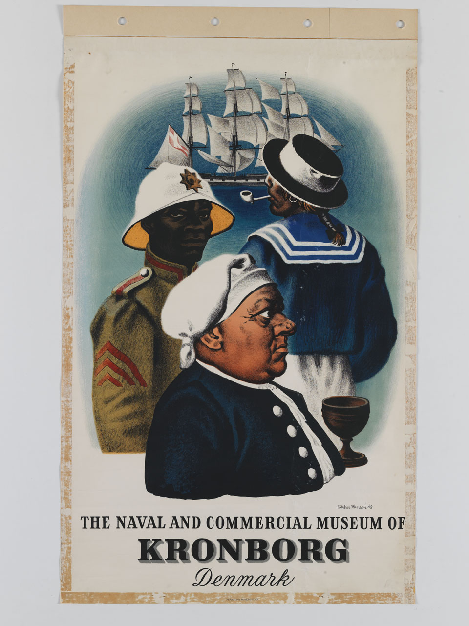 tre figure di marinai in posa con un veliero battente bandiera danese sullo sfondo (manifesto) di Sikker Hansen Aage (sec. XX)