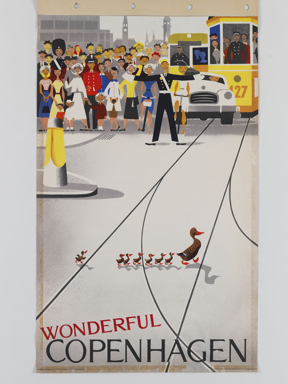 vigile urbano ferma il traffico di Copenhagen per permettere l'attraversamento di un'anatra e dei suoi piccoli (manifesto) - ambito danese (sec. XX)