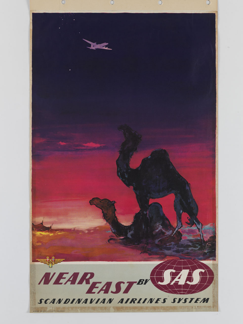 aereo sorvola il deserto dove riposano due cammelli (manifesto) di Nielsen Otto (sec. XX)