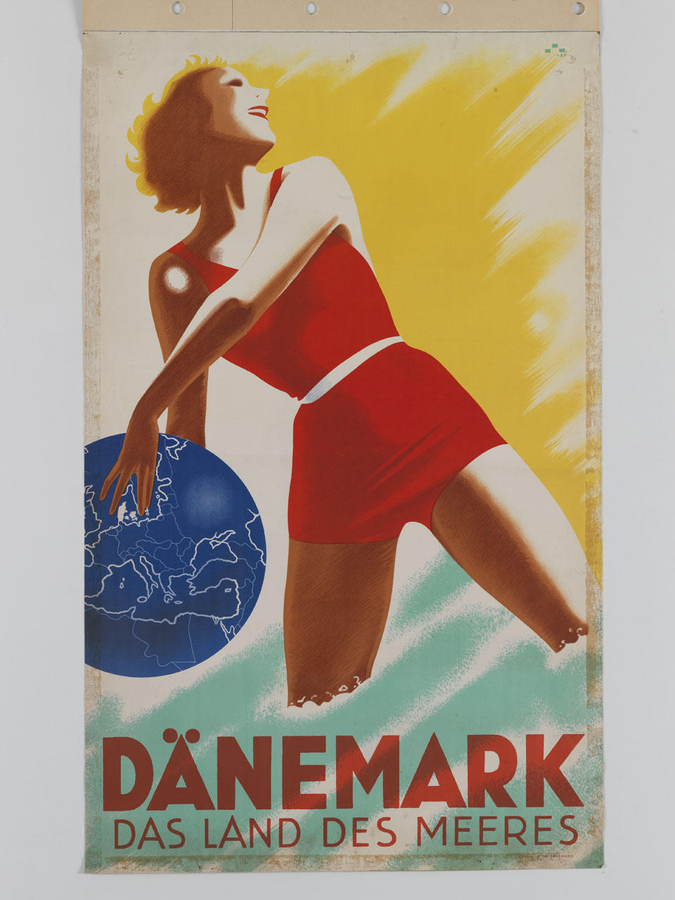 donna in costume tiene in mano il globo terrestre mentre fa il bagno al mare (manifesto) - ambito danese (sec. XX)