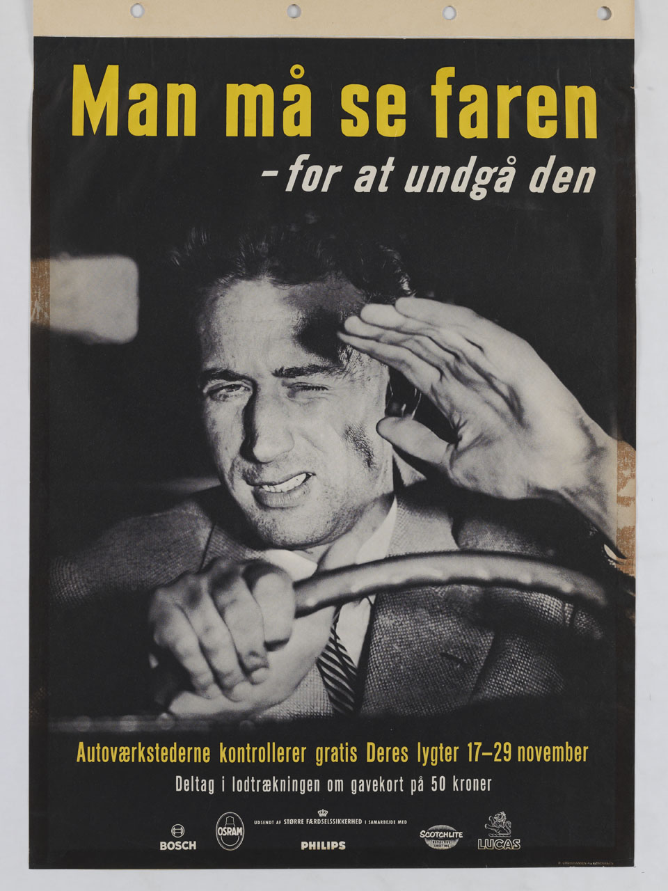 automobilista si copre gli occhi dai fari di una macchina per evitare un incidente (manifesto) - ambito danese (sec. XX)