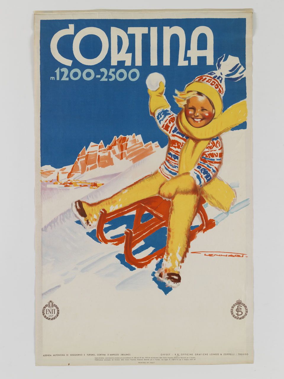 bambino scende in slittino tenendo nella mano destra una palla di neve sullo sfondo di montagne e una città innevata (manifesto) di Lenhart Franz (sec. XX)