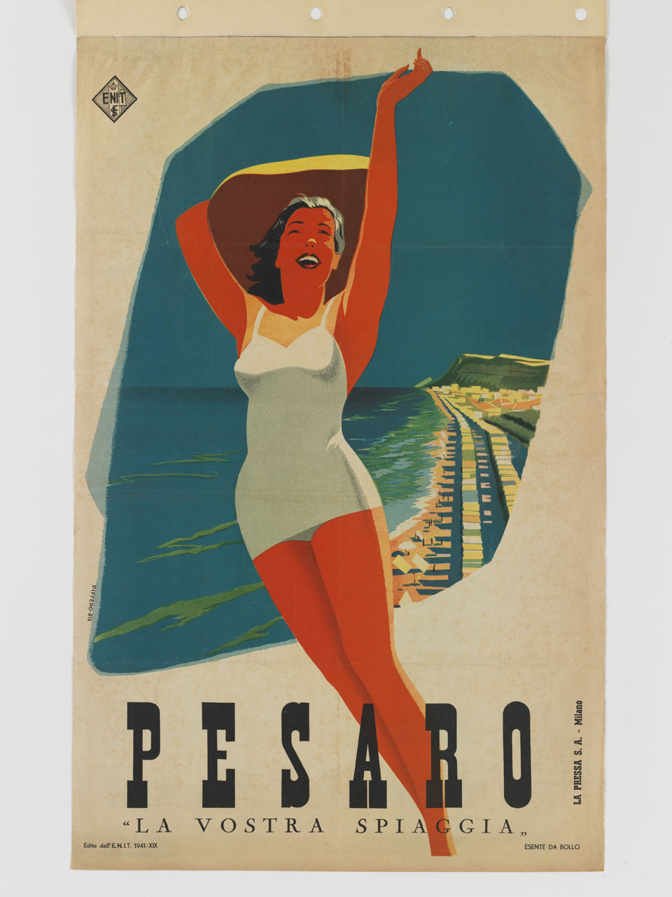 donna in costume da bagno salta sullo sfondo di una spiaggia (manifesto) di Piffero Luigi (sec. XX)