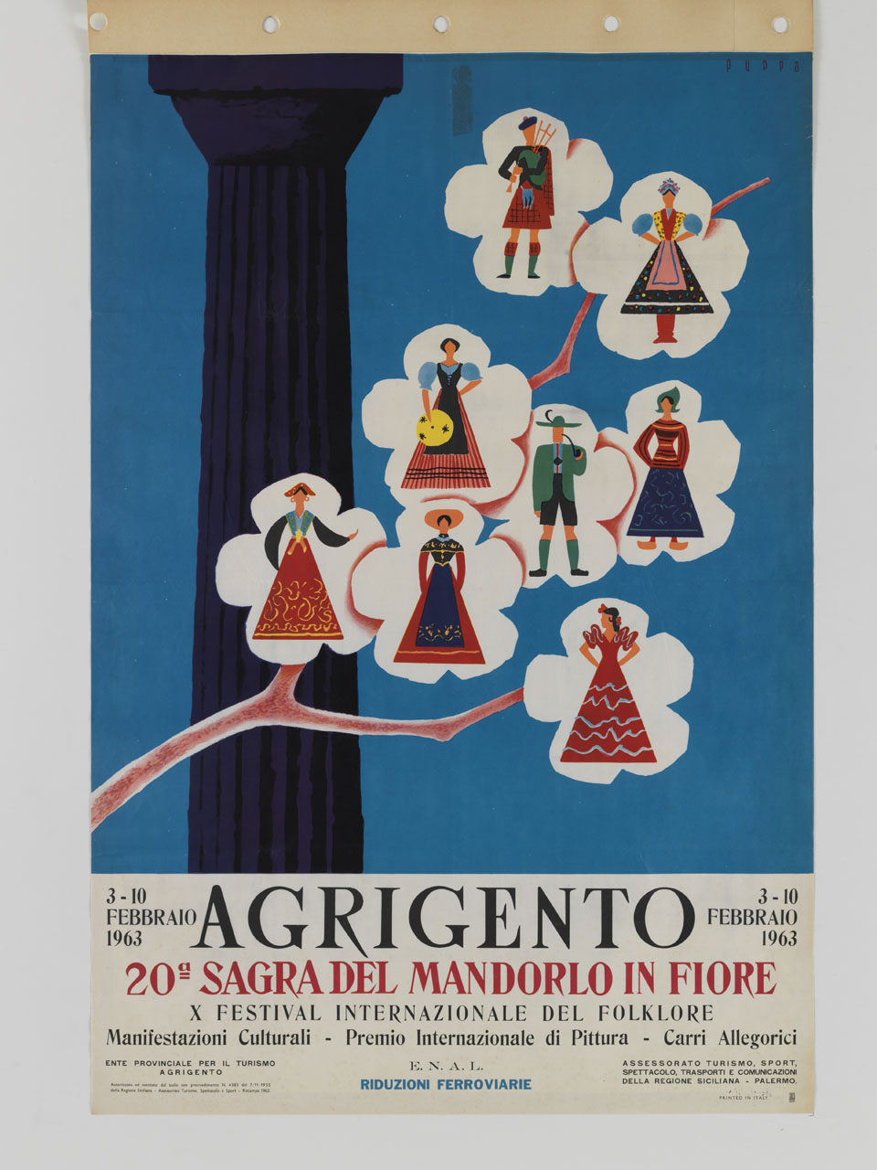 figure stilizzate di uomini e donne in costumi nazionali racchiuse entro fiori di mandorlo si stagliano contro una colonna dorica (manifesto) di Puppo Mario (sec. XX)