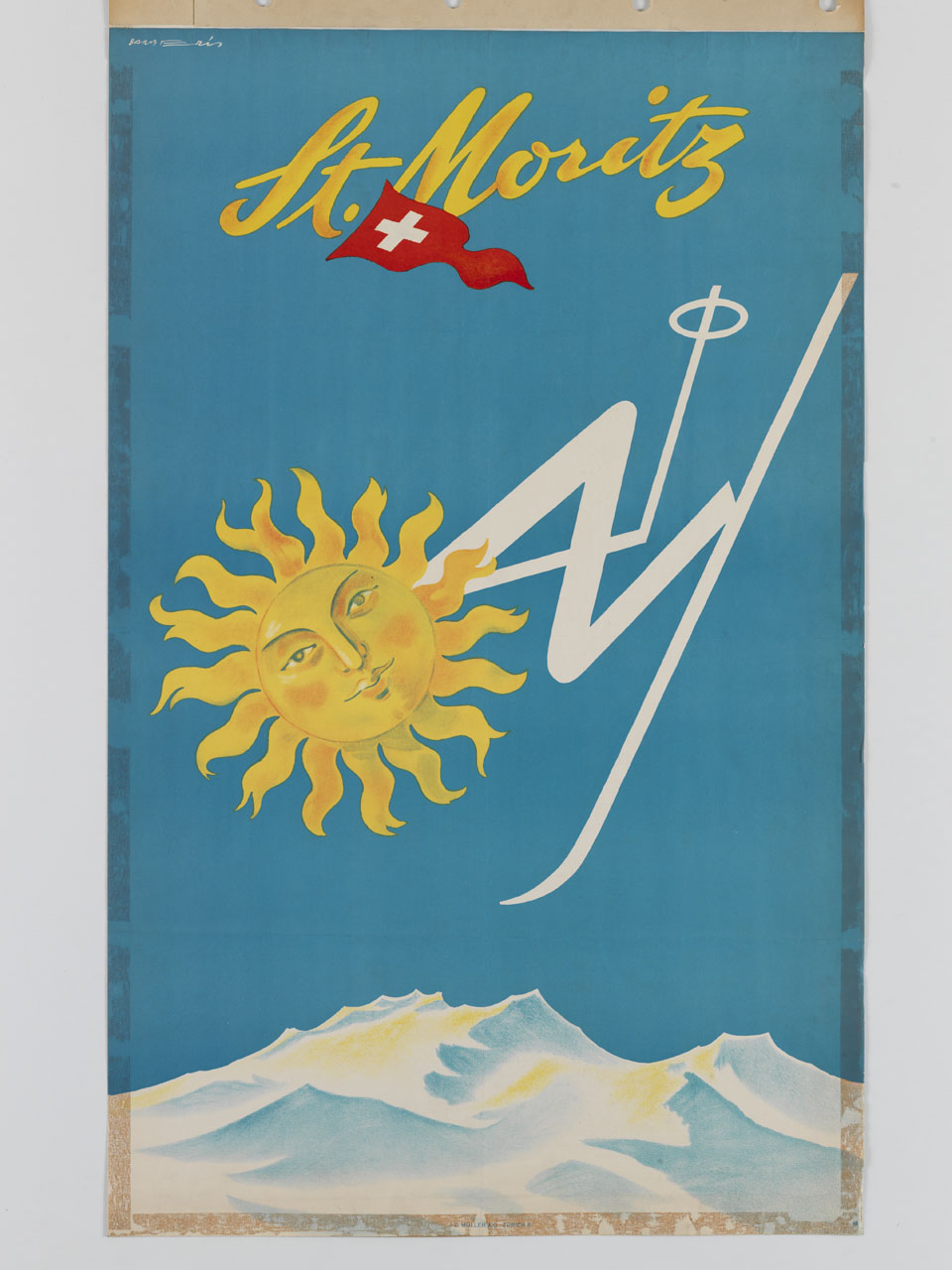 sciatore stilizzato con il sole al posto della testa esegue un salto sullo sfondo di montagne innevate (manifesto) di Barberis Mario (sec. XX)