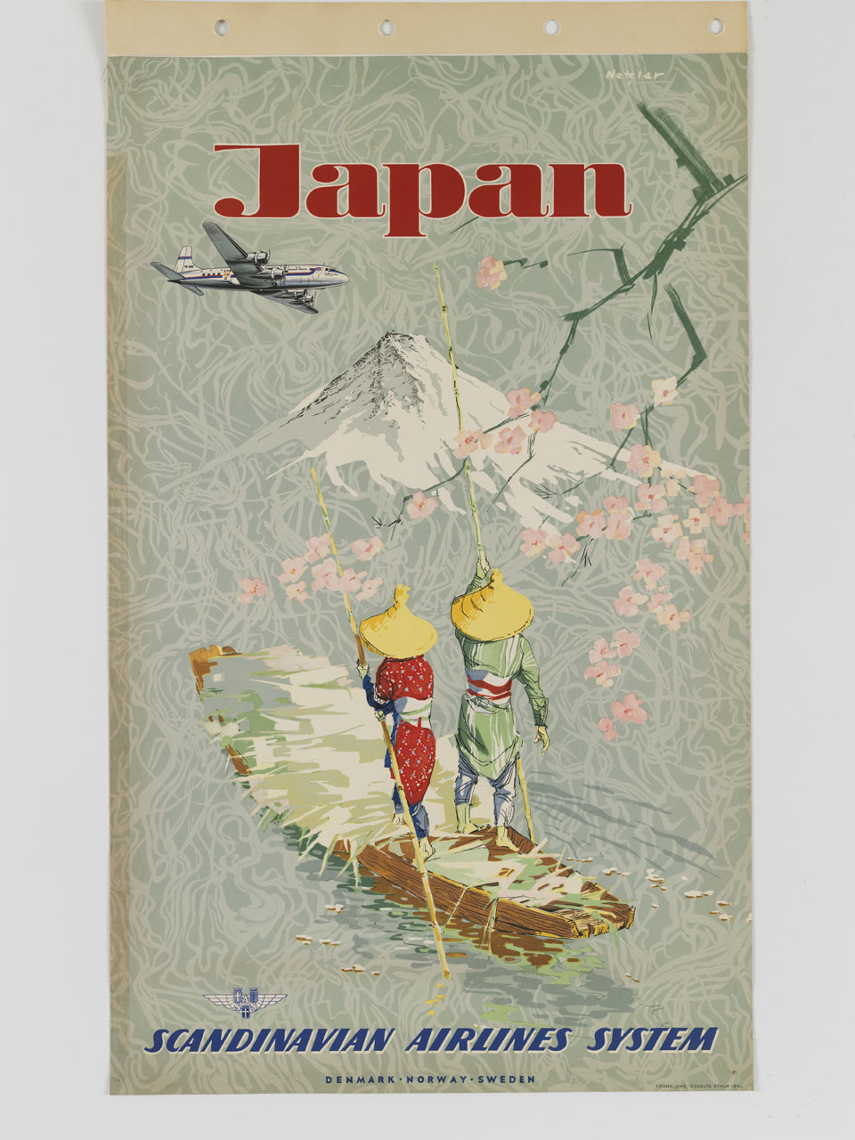 aeroplano sorvola un paesaggio con rami di ciliegio in fiore e piccola imbarcazione sullo sfondo del monte Fuji (manifesto) di Netzlar - ambito svedese (sec. XX)