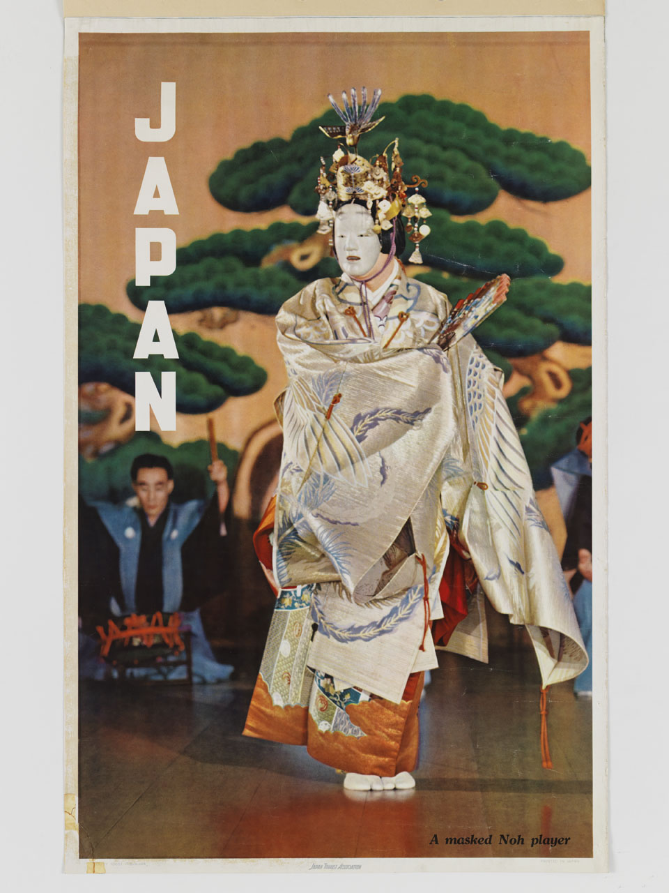 scena di teatro Nō con attore mascherato e suonatore di tamburo (manifesto) - ambito giapponese (sec. XX)