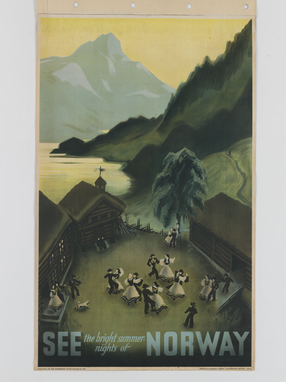 uomini e donne ballano in un villaggio norvegese (manifesto) di Damsleth Myres - ambito norvegese (sec. XX)