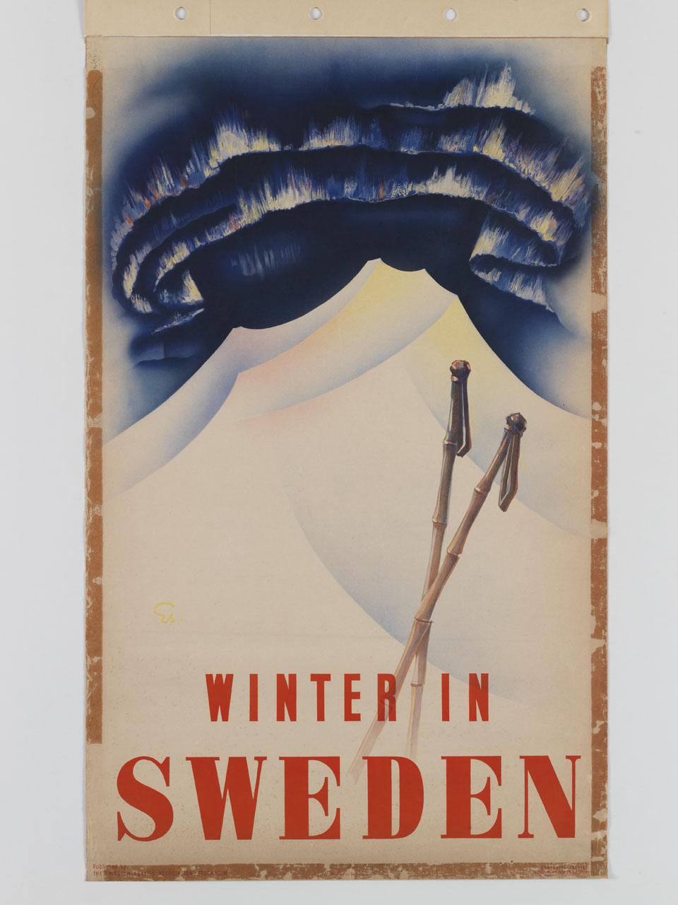 racchette da sci piantate nella neve con lo sfondo dell'aurora boreale sulle montagne (manifesto) - ambito svedese (sec. XX)
