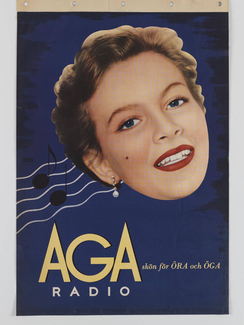 ritratto fotografico di donna sorridente con note musicali vicino all’orecchio (manifesto) - ambito svedese (sec. XX)