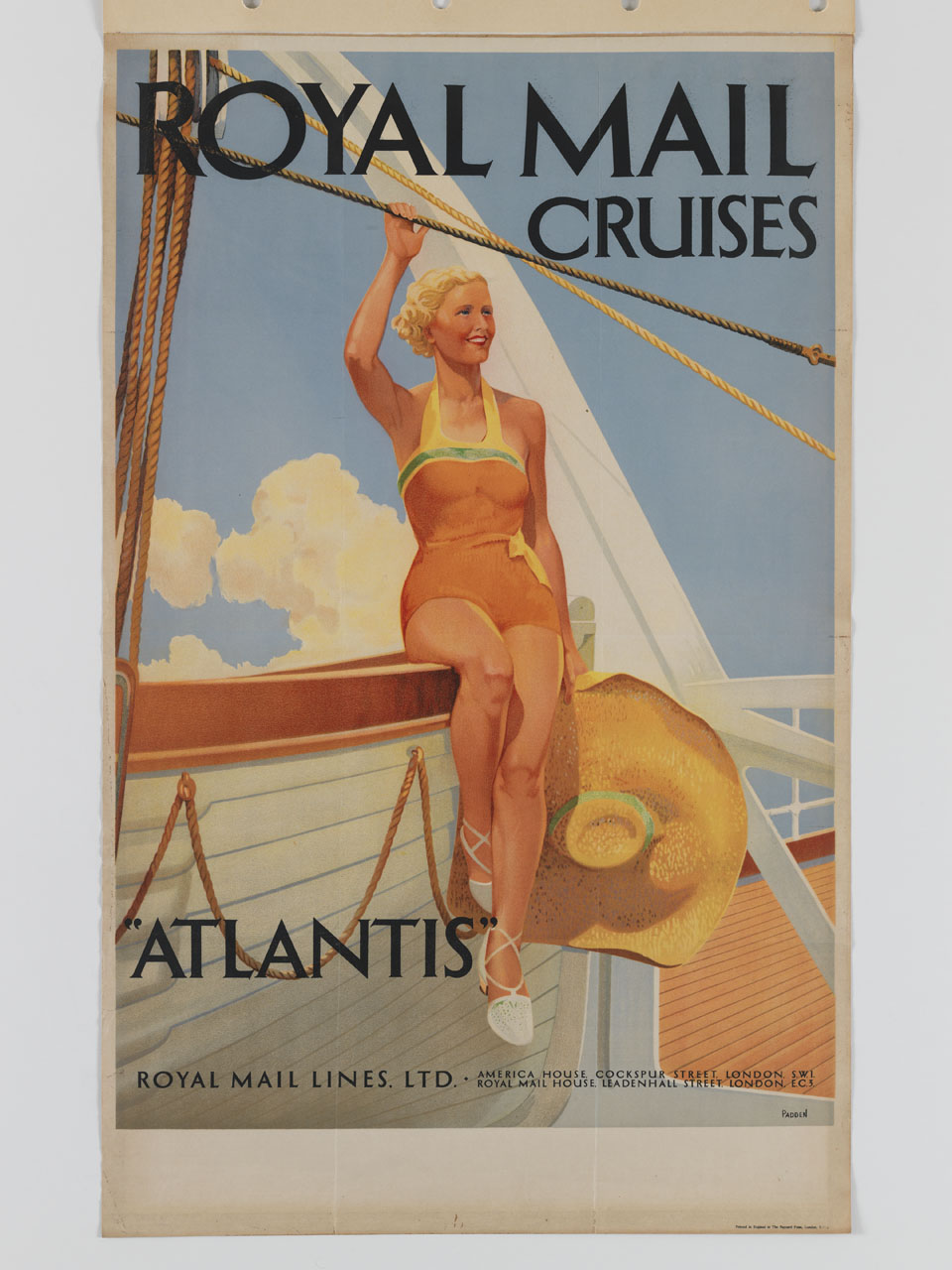 donna in costume da bagno sorride seduta sul bordo di una scialuppa di salvataggio (manifesto) di Padden - ambito inglese (sec. XX)