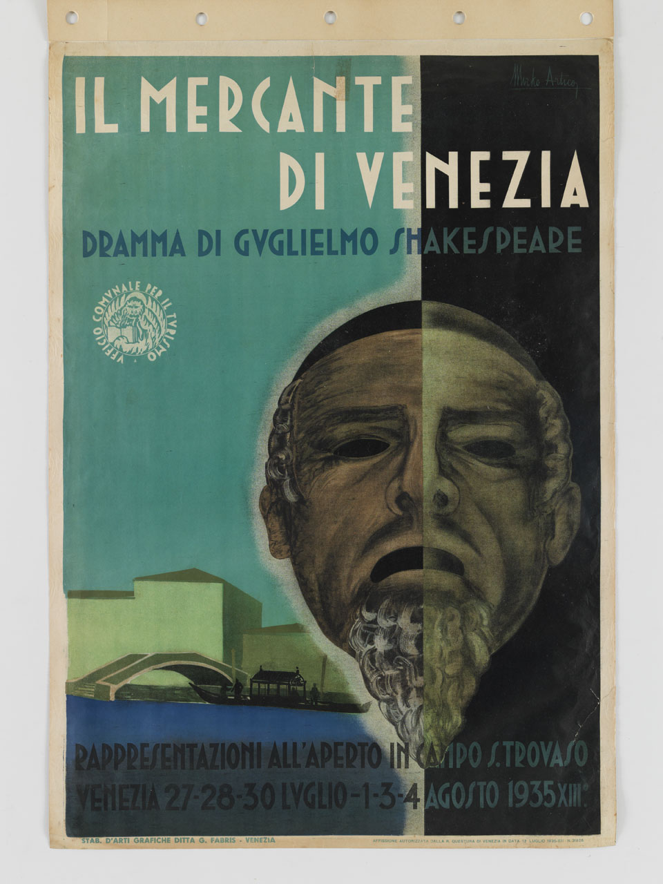 maschera stilizzata bicroma di uomo con barba si staglia contro la veduta di un canale con gondola, ponte ed edifici (manifesto) di Artico Mirko (sec. XX)