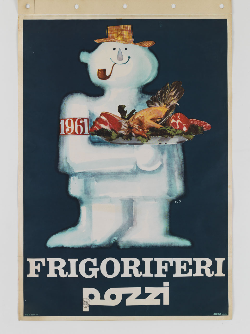 Pupazzo di neve a forma di uomo con cappello pipa e fascia con anno 1961 regge un vassoio con insalata, carne cruda, pollame e salumi (manifesto) di Ivo (sec. XX)