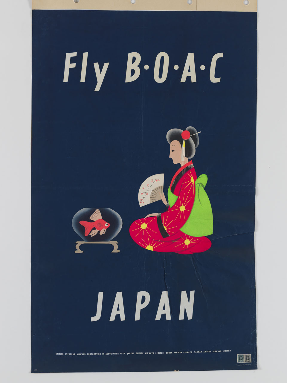 donna in chimono si sventaglia davanti a una vasca con pesce rosso (manifesto) - ambito inglese (sec. XX)