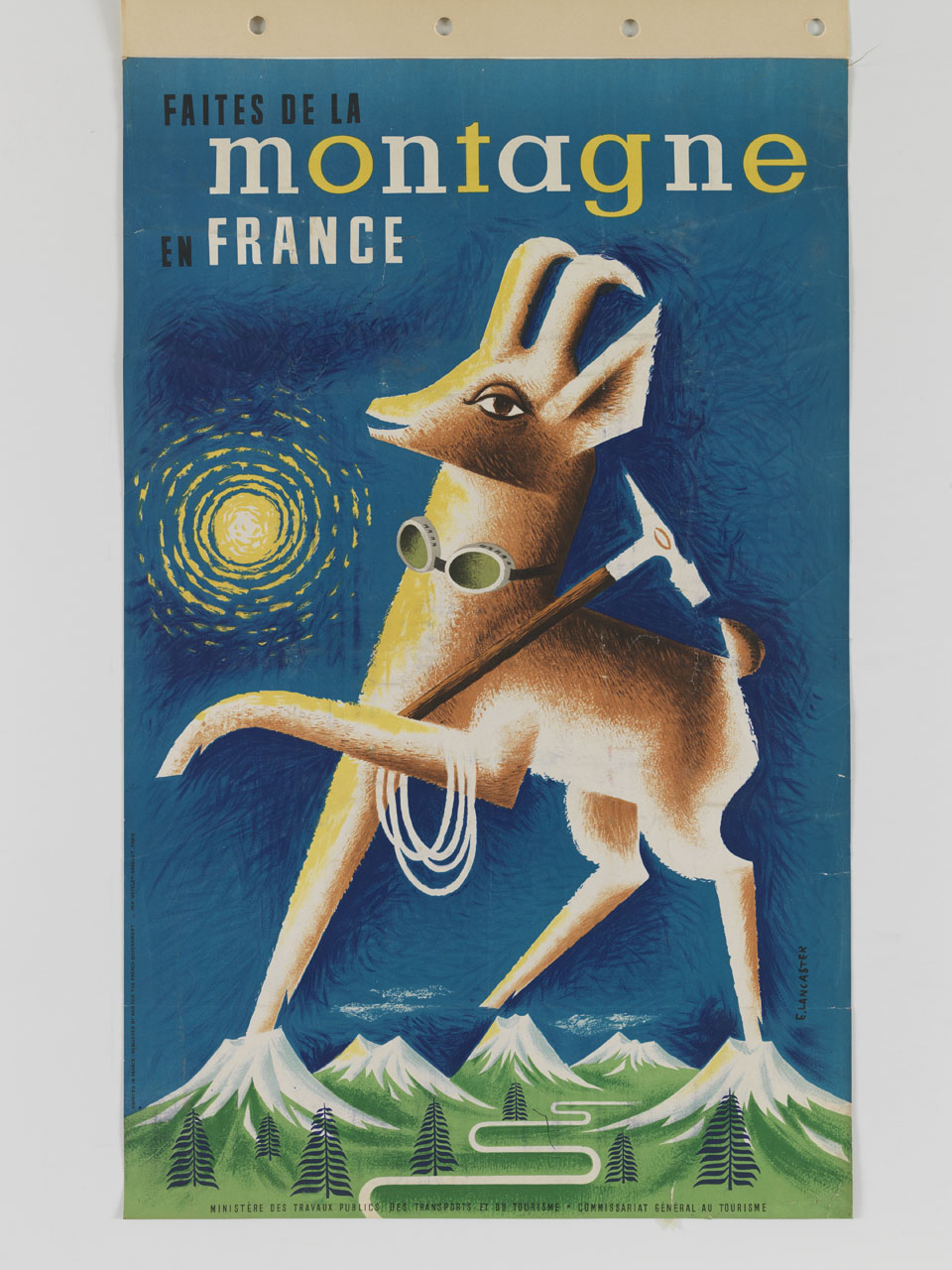 gigantesco camoscio con occhiali, corda e piccozza sovrasta un paesaggio montano (manifesto) di Lancaster Eric (sec. XX)