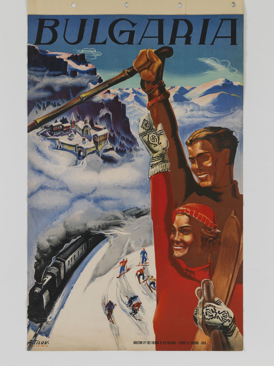 coppia di sciatori saluta festosamente sullo sfondo di un paesaggio montano innevato con villaggio e treno a vapore (manifesto) di Tilov Angel (sec. XX)