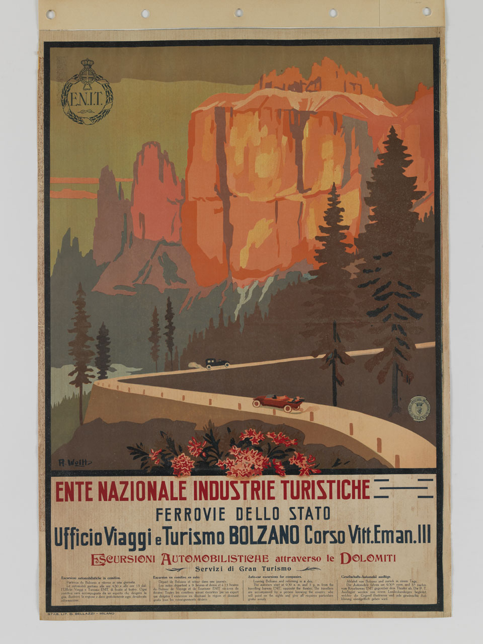 due automobili risalgono una strada sullo sfondo di un paesaggio dolomitico (manifesto) di Wohl - ambito altoatesino (sec. XX)