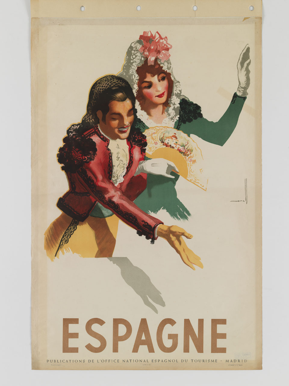 coppia sorridente a braccetto in abito tradizionale e ventaglio (manifesto) di Morell Macías Josep (sec. XX)