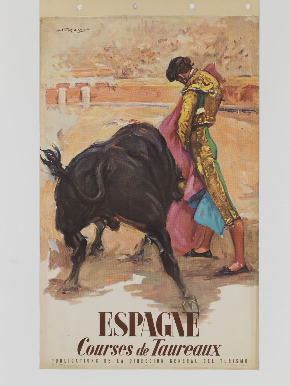 toro carica la muleta sotto lo sguardo del torero sullo sfondo dell'arena affollata (manifesto) di Reus Parra Juan (sec. XX)