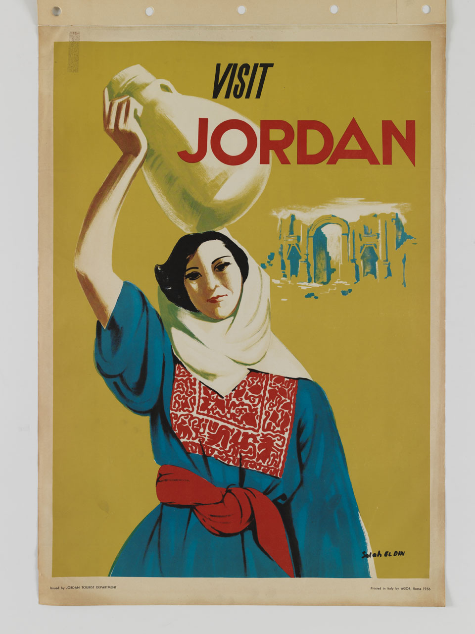 donna regge con la mano una brocca in equilibrio sul capo sullo sfondo di sito archeologico (manifesto) di Salah El Din - ambito mediorentale (sec. XX)