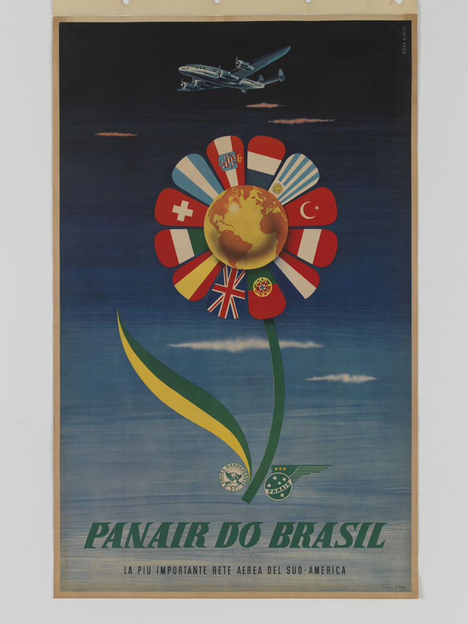 aeroplano sorvola il globo terrestre e una margherita di bandiere (manifesto) di Studio Erico (sec. XX)