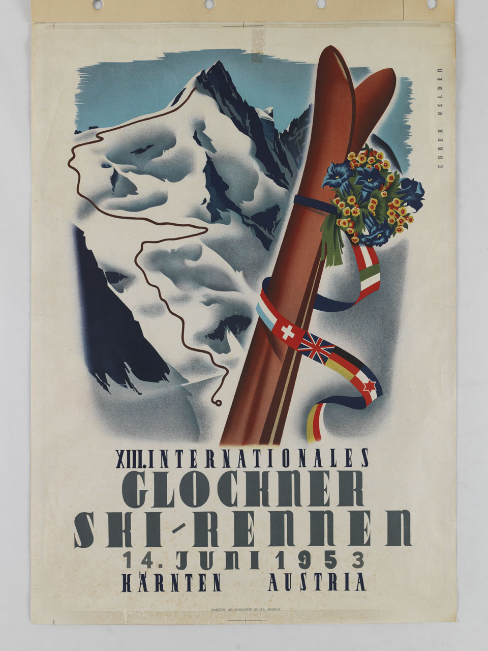 coppia di sci avvolta da nastro con bandiere sullo sfondo del tracciato di una discesa libera alpina (manifesto) di Ebner Heinrich (sec. XX)