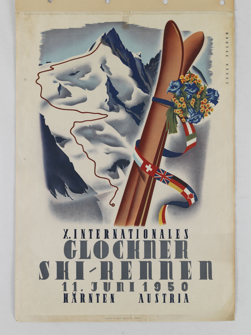 coppia di sci avvolta da nastro con bandiere sullo sfondo del tracciato di una discesa libera alpina (manifesto) di Ebner Heinrich (sec. XX)