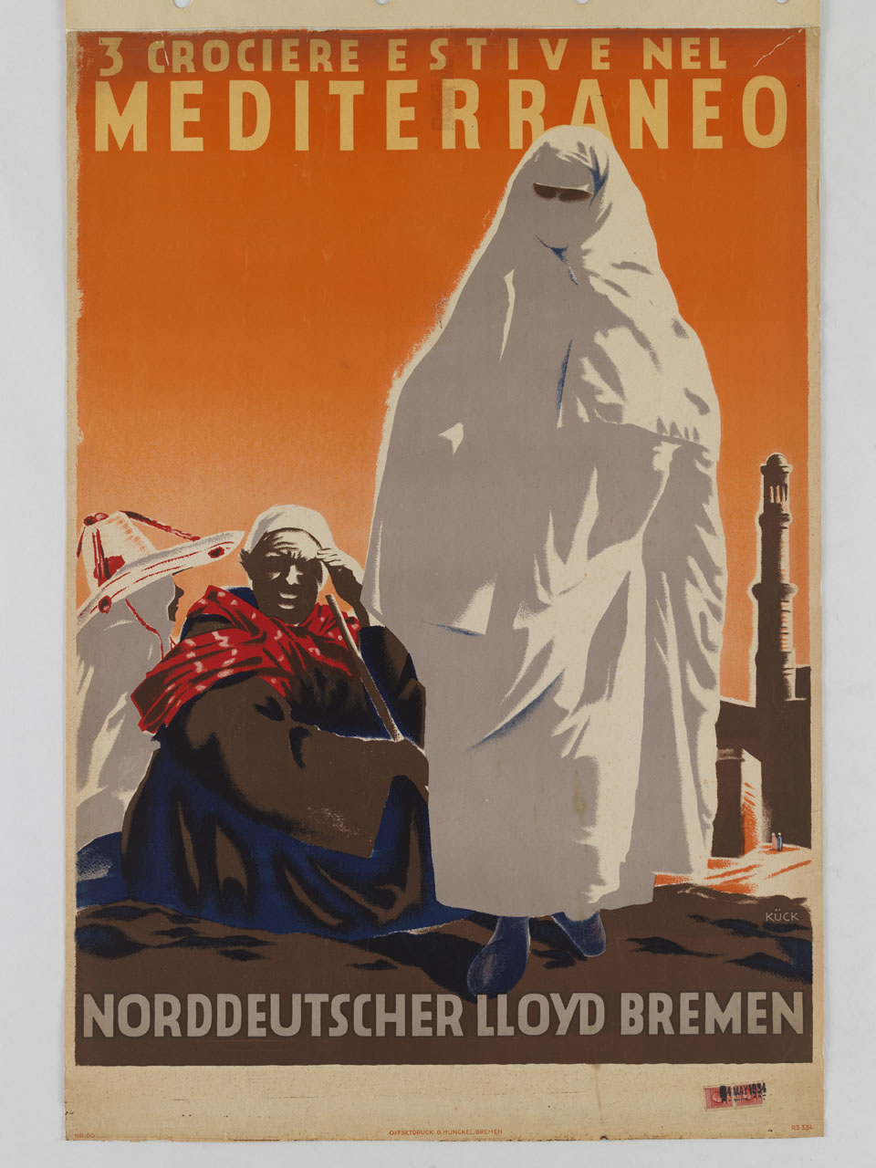 turista in pausa nel deserto insieme alla guida e donna in abito niqab sullo sfondo di un minareto (manifesto) di Kück Fritz (sec. XX)