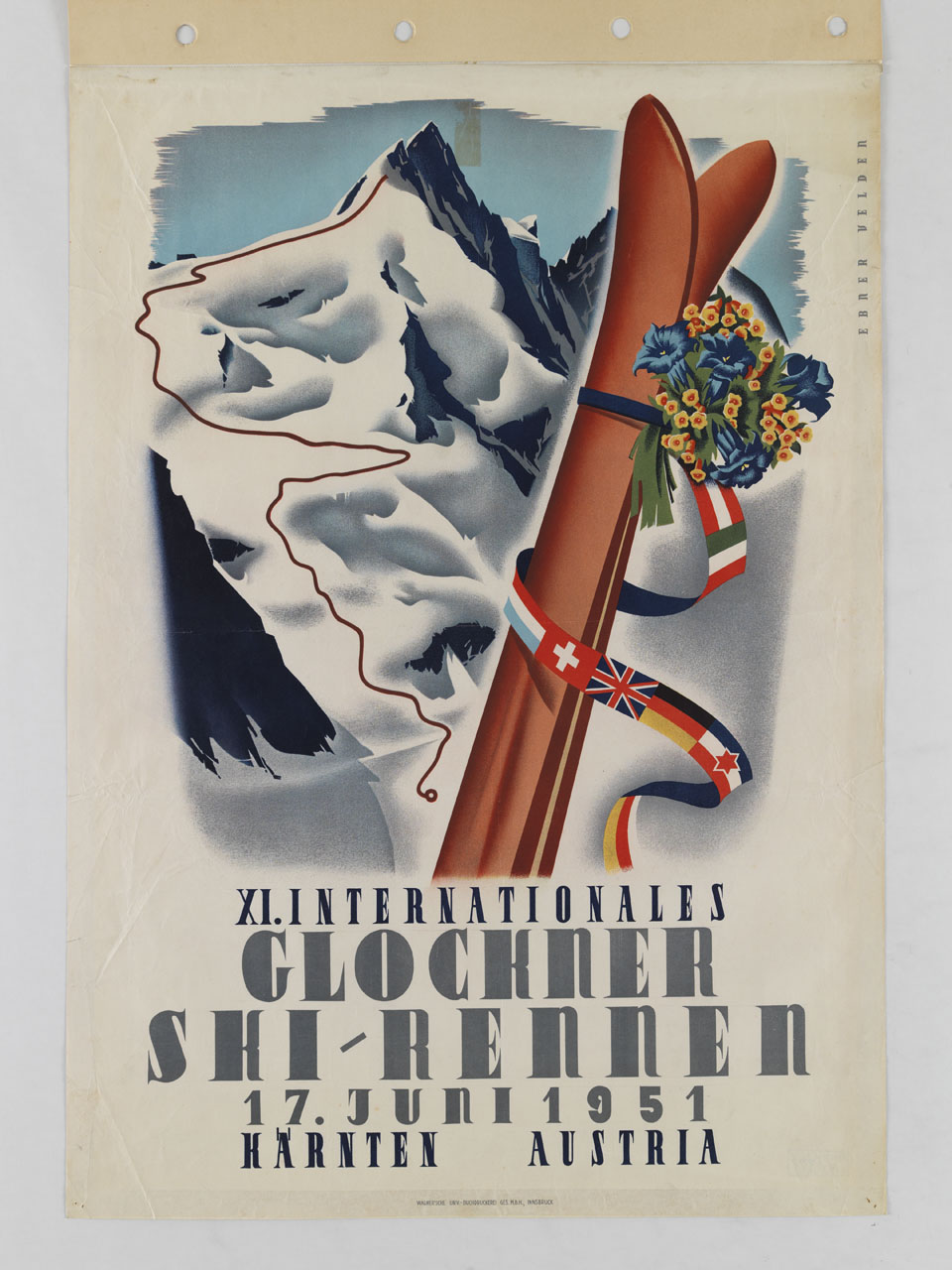 coppia di sci avvolta da nastro con bandiere sullo sfondo del tracciato di una discesa libera alpina (manifesto) di Ebner Heinrich (sec. XX)