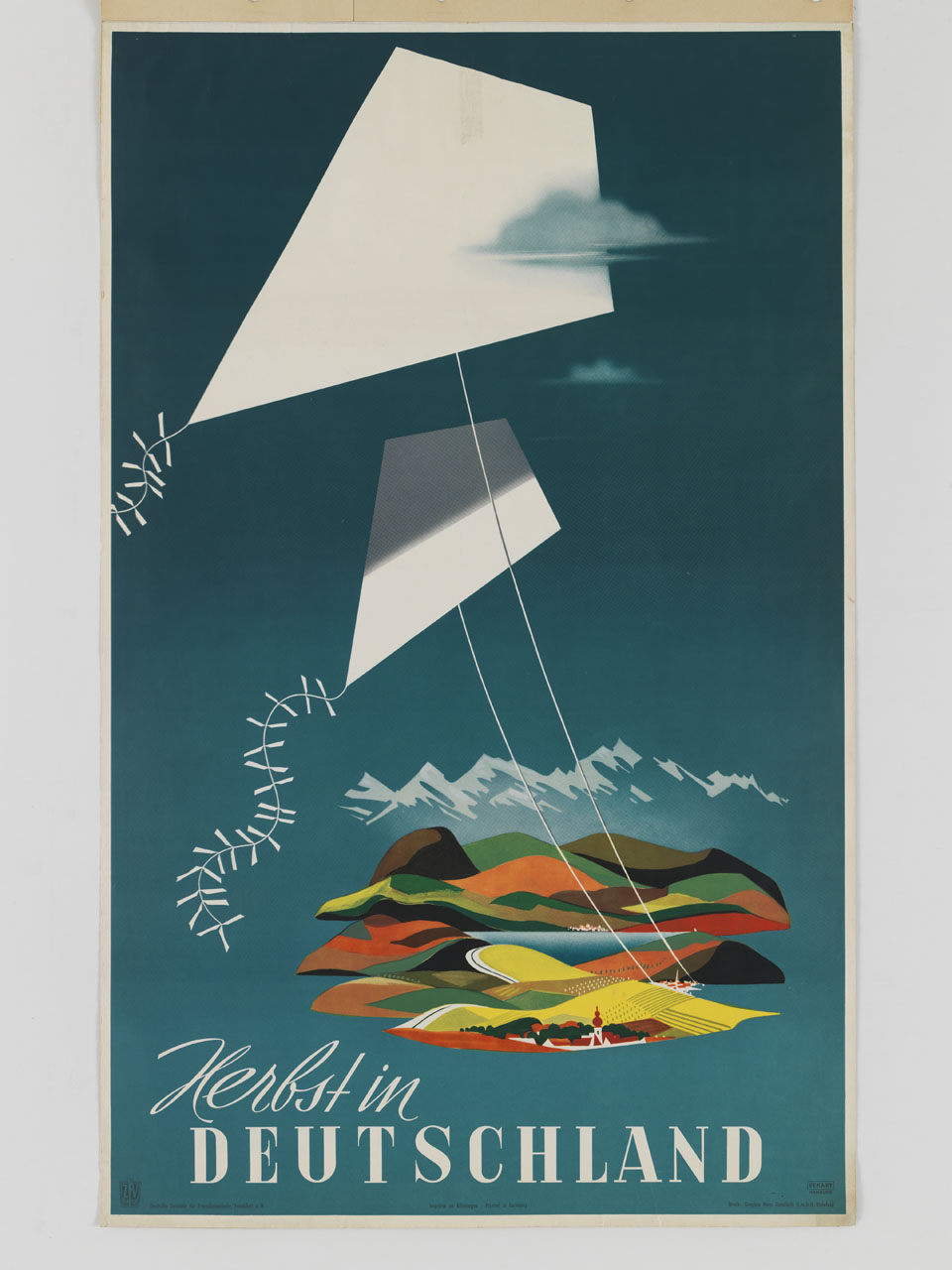 due aquiloni salgono da un paesaggio con i colori dell'autunno (manifesto) di Eckart Alfred (sec. XX)