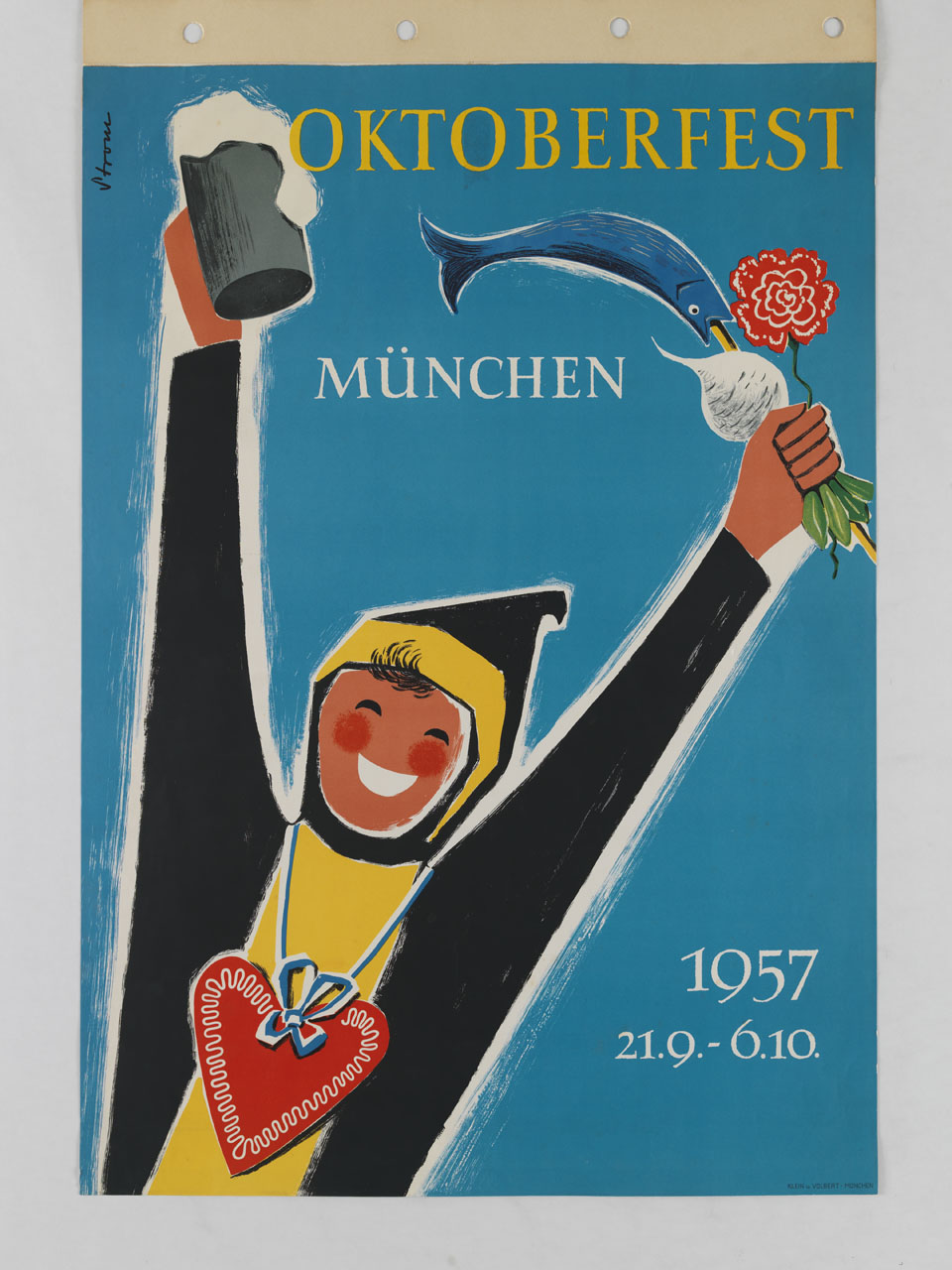 Münchner Kindl regge festoso nelle mani alzate un boccale di birra, una aringa, una rapa ed un fiore (manifesto) di Ernst Strom (sec. XX)
