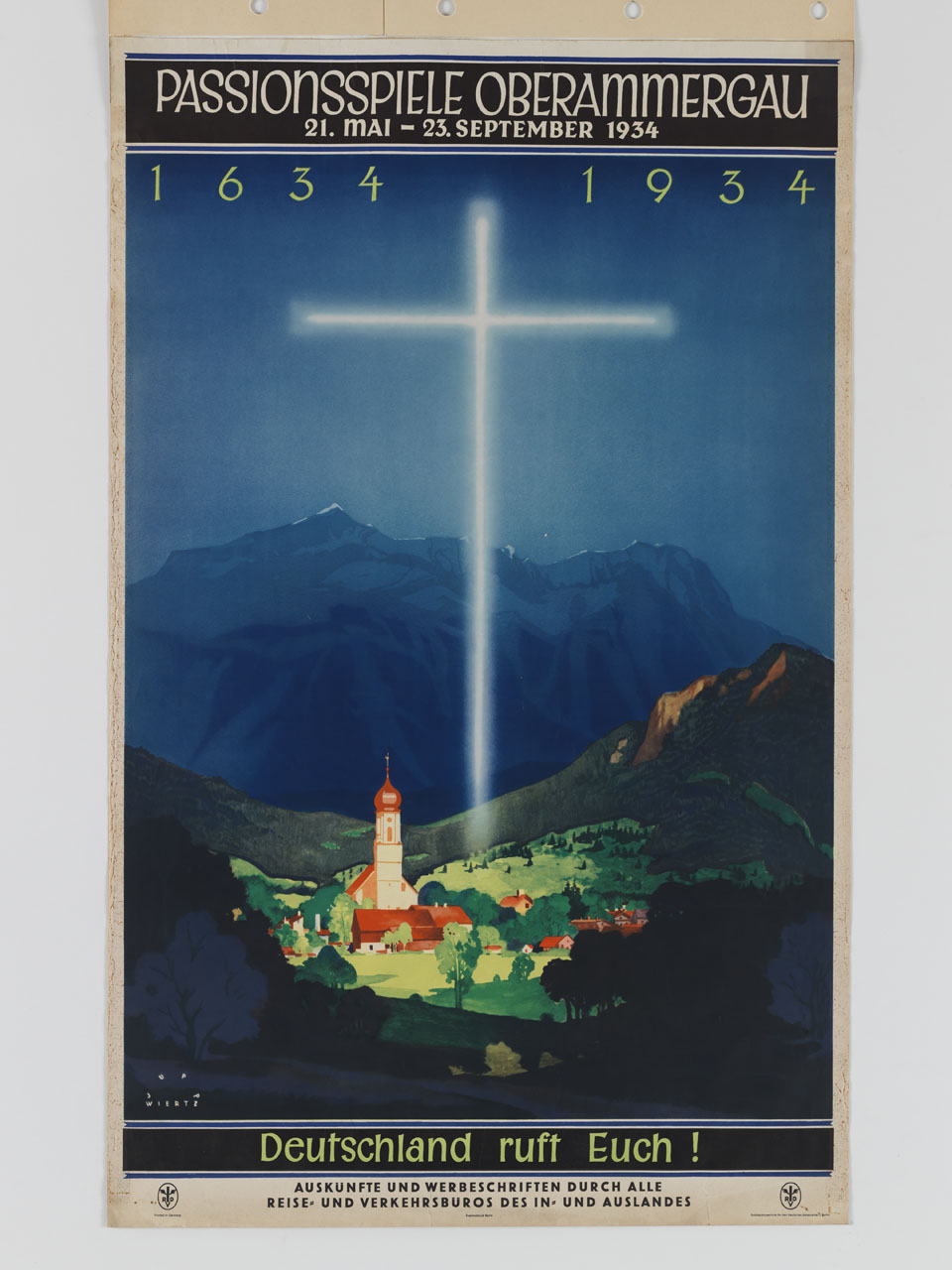 croce luminosa illumina nella notte la chiesa dei Santi Pietro e Paolo a Oberammergau (manifesto) di Wiertz Jupp (sec. XX)