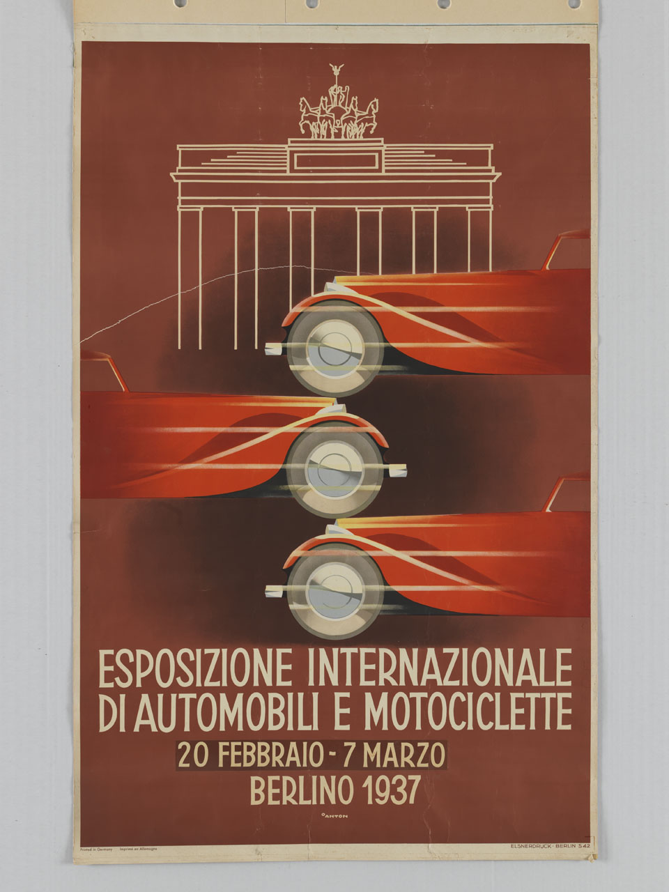 tre automobili rosse sovrapposte davanti alla porta di Brandeburgo (manifesto) di Ottomar Anton (sec. XX)