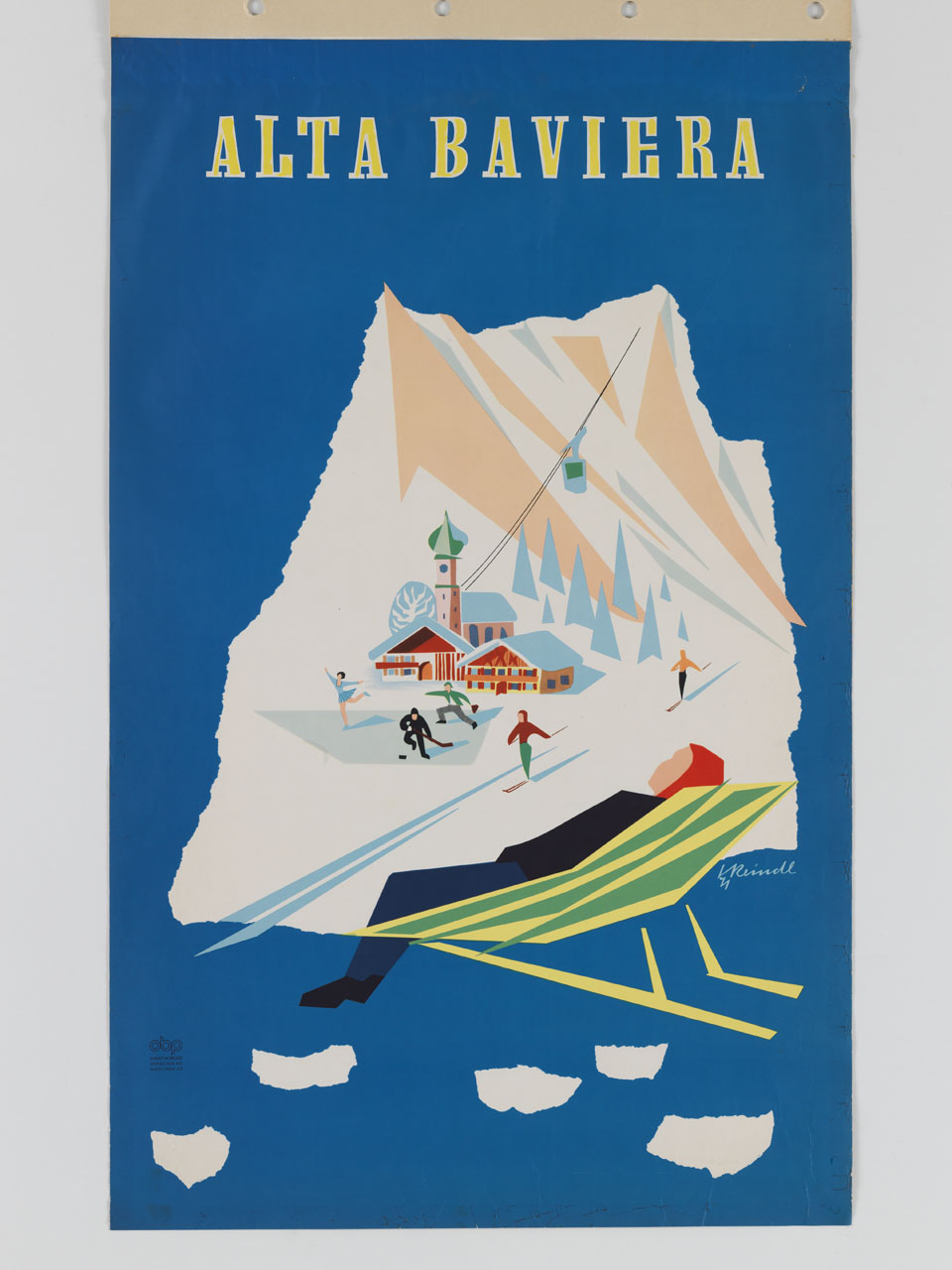 donna su una sdraio guarda una montagna con cinque persone intente in diversi sport invernali (manifesto) di Reindl V (sec. XX)