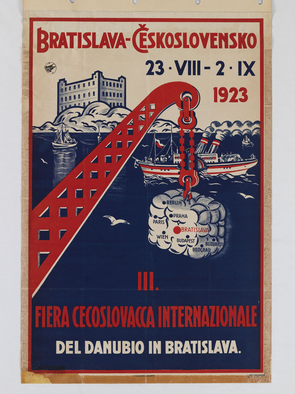 gru solleva un carico sullo sfondo del Castello di Bratislava e del Danubio (manifesto) di Chlebecek Antonin (sec. XX)