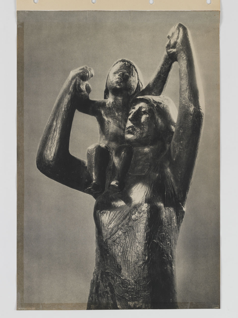 scultura con donna che sostiene sulla spalla una bambina (manifesto) (sec. XX)