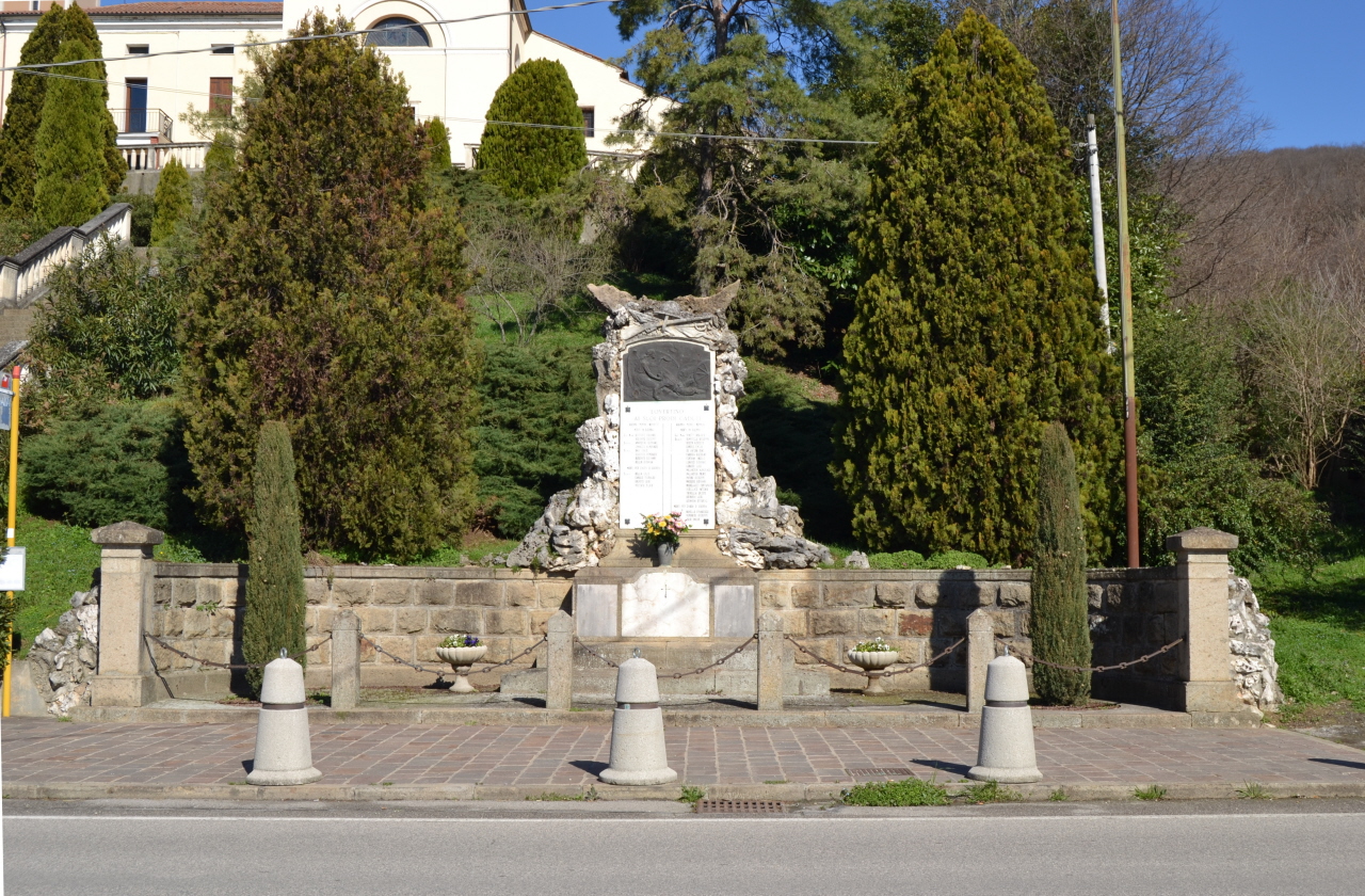 Allegoria della Vittoria che incorona un soldato morente (monumento ai caduti - ad emiciclo) - produzione veneta (prima metà sec. XX)