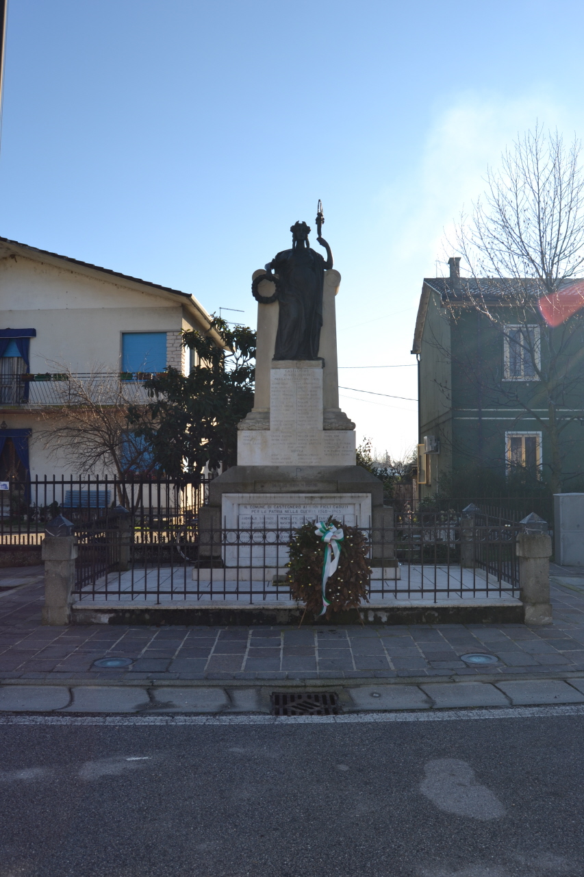 Allegoria della Vittoria come donna vestita all’antica (monumento ai caduti - ad ara) di Morseletto Pietro (sec. XX)