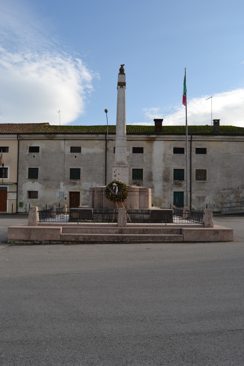 soggetto assente (monumento ai caduti - ad obelisco) di Ditta Cavallini, Altieri (sec. XX)
