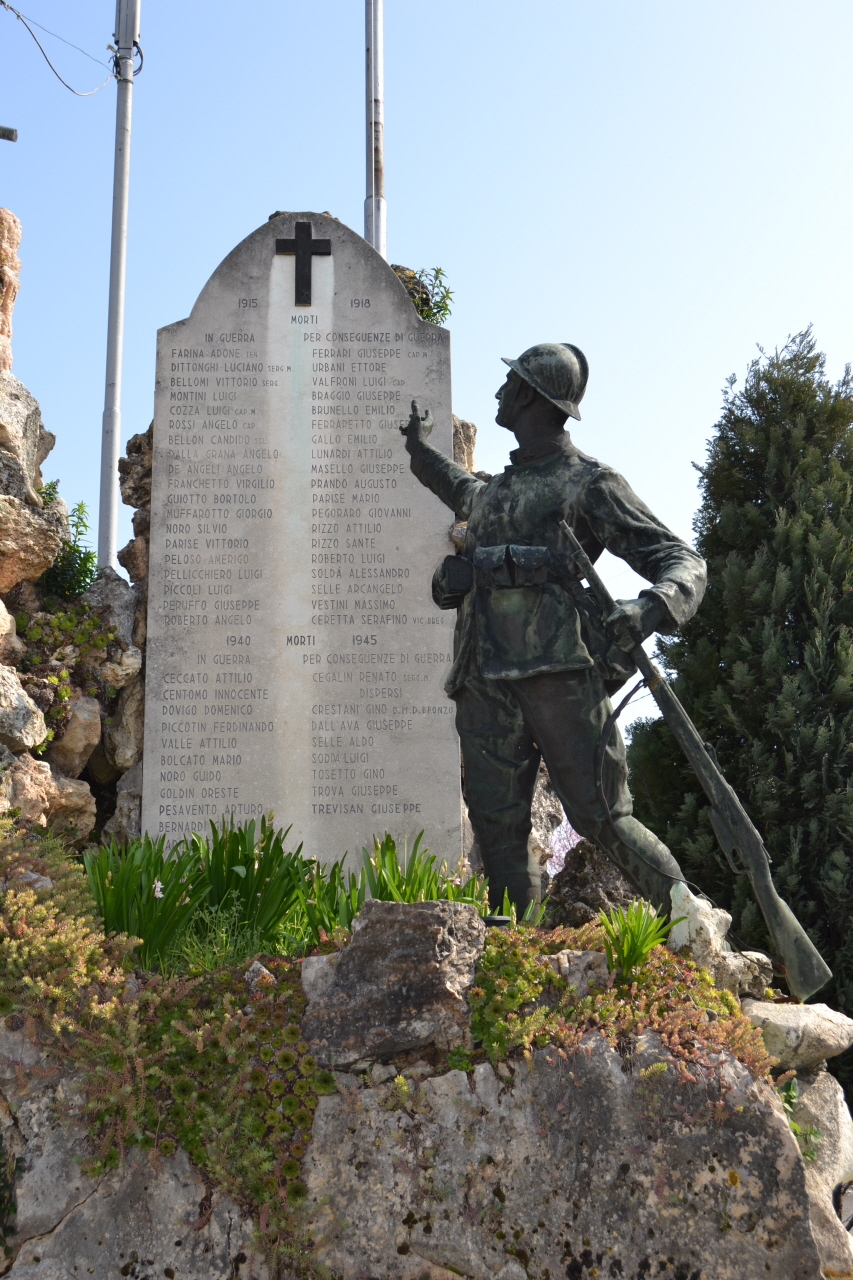 Madonna che appare ad un soldato (monumento ai caduti) di Caldana Egisto (prima metà sec. XX)
