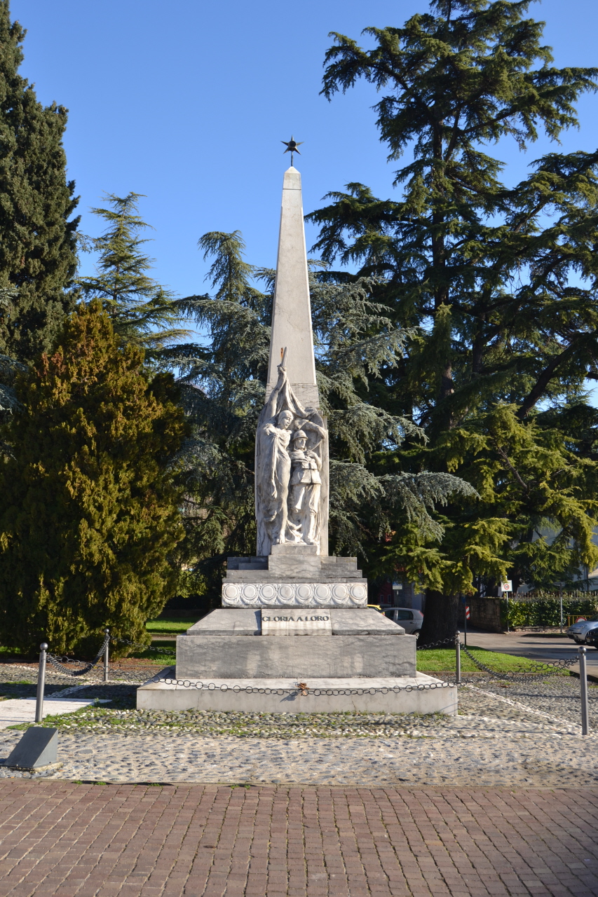 Allegoria della Patria come donna armata che protegge un soldato (monumento ai caduti - ad obelisco) di Prati Eugenio, Zago Egisto (sec. XX)